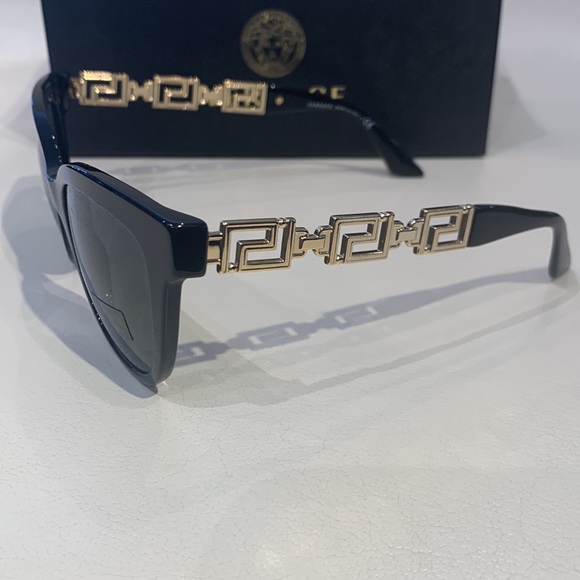 New Women’s Versace Sunglasses - Picture 4 of 7